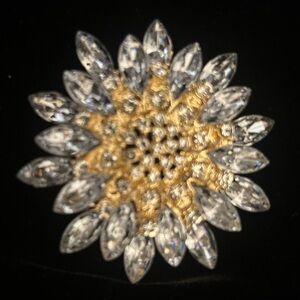 Elegant, large rhinestone brooch ￼